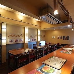 落ち着いた雰囲気のテーブル席。2~4名での飲み会・女子会・食事利用に最適です。席の結合も可能なため、小規模宴会にも対応いたします(ご希望は事前にご相談ください)。