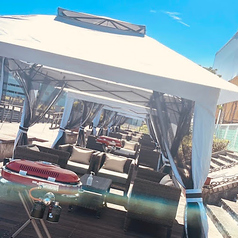 テントのお席は半プライベート空間♪ソファーでゆったりできるお席になっております◎雨の日も安心です♪