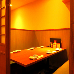 【ご利用人数に合わせたテーブル席】店内は心地よい明かりに包まれ、あたたかみのある雰囲気が魅力です。同僚との飲み会や女子会など、さまざまなシーンでゆったりとくつろげる空間をご用意しています。人数に合わせたお席をご用意いたしますので、お気軽にご相談ください！