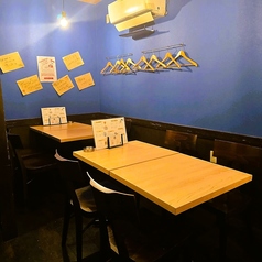 ４名席が２つ。　８名までの宴会もできます