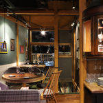 木のぬくもりにほっとする、大人の隠れ家ビストロ。自慢の料理とお酒で、ゆっくり過ごせる場所です。