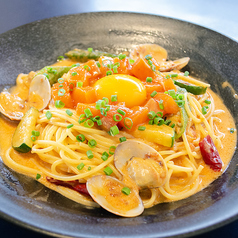 サーモンユッケとズッキーニとおくらのロゼパスタ