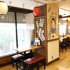 テーブル席です。(その他、2名様席/6名様席×2つ)がございます。※お写真は4人席となっています。