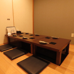 楽な姿勢でゆったりと座れる掘りごたつ席。お客様の人数に合わせて、ちょうど良い席数のテーブルへとご案内いたします。食事や会話を心ゆくまでお楽しみください。