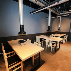 ゆったりと配置された4名掛けのテーブル席は、お食事をじっくり楽しみたい方に最適です。全9席の落ち着いたレイアウトで、隣を気にせず「セルフ焼き」や「ふぐ鍋」に集中できるのが魅力。ご家族での団らんや、親しい友人との語らいの場として、まるで自宅の居間にいるようなくつろぎの時間をご提供いたします。