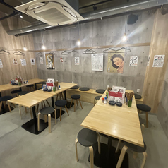 『Stand鉢屋』という店名ですがご安心ください！全席に椅子をご用意しておりますので、ゆっくりとお酒とお食事をお楽しみいただけます。グループでのご利用もおまかせ！2名様からお使いいただけるテーブル席を9卓ご用意。少人数でのサク飲みから、テーブルをお繋ぎし向かい合わせ一列で最大8名様までのご宴会が可能です。