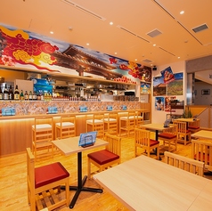 南国に来たかのような温かみのある雰囲気の店内。気分を明るくしてくれるような店内で楽しい時間をお過ごしいただけます。大人数での集まり・貸切やレイアウトのご希望などもお気軽にご相談ください♪