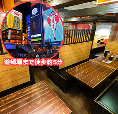 プライベート重視のお席。全席半個室の安心感!2名様用2席は、デートや家族団らんに最適なプライベート空間です。木目の温もりを感じるテーブル席で、和牛脂香る串カツをゆっくり堪能。お子様連れでも周囲を気にせず、130種の味を囲んで笑顔溢れるひとときを過ごせます。心斎橋の隠れ家で大切な人と乾杯しましょう。