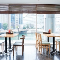 那珂川を眺めながら、ひとりで、みんなでベトナム料理を