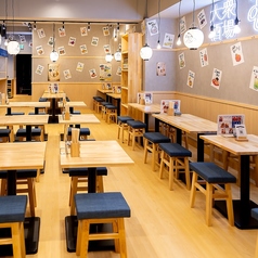 店内は貸切も可能。会社宴会やイベントなど大人数での集まりにぴったり！＃京都木屋町＃材木町＃京都＃裏路地＃誕生日＃記念日＃ネオン＃海鮮＃肉寿司＃おでん＃デート＃大衆酒場＃出世サワー＃ボトルキープ＃深夜営業＃個室＃飲み放題※画像は京都河原町店のものになります。