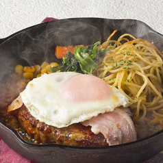 ベーコンと目玉焼きのハンバーグ