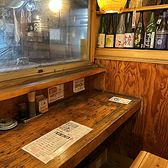 当店には生け簀があり、新鮮な魚介類を活きた状態でご提供しています。生け簀から直接取り出したばかりの海の幸は、そのまま刺身や焼き物など様々な調理法で味わうことができます。