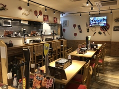 【テーブル席】人数やご利用シーンによってテーブルのレイアウト変更OK！【黒板には本日おすすめの逸品が書かれています！数量限定の場合もありますのでスタッフまでお気軽にお声がけください♪