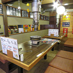 【1階】テーブル席（～20名様） 6名様までご着席可能なテーブルが3卓ございます。それぞれのお席の間には、仕切りを設けておりますので半個室感覚でご利用できます。また、仕切りを外すことで、最大20名様までお座りいただけます。気軽な一杯やデート、職場の宴会まで様々なシーンにご利用いただけます。