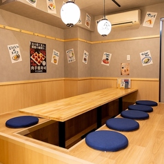 少人数様から大人数様まで大歓迎です♪木屋町での飲み会や女子会,宴会には当店で◎＃京都木屋町＃材木町＃京都＃裏路地＃誕生日＃記念日＃ネオン＃海鮮＃肉寿司＃おでん＃肉料理＃デート＃肉寿司＃大衆酒場＃出世サワー＃ボトルキープ＃深夜営業＃個室＃飲み放題※画像は京都河原町店のものになります。