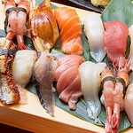 大阪中央市場から仕入れた新鮮な魚介類をお寿司で。リーズナブルに132円(税込)～!!