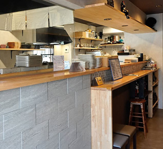 立ち飲みカウンターのご用意ございます。お一人様からお気軽にご来店いただけます。