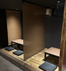 お座敷4名様×1【小上がりお座敷席】隣のお席とはロールスクリーンで目切りされています。