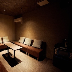 店内にはカラオケもご用意あり!13:00~翌5:00まで営業しておりますので、カフェタイムや朝まで楽しみたい方にもピッタリ♪お気軽にご来店ください。