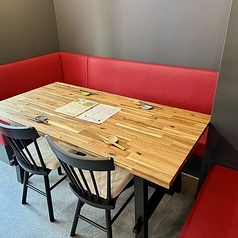 6名様前後でお使いいただけるテーブル席を2卓完備しております。合わせて最大12名様までのお集まりに対応可能です。お仕事帰りの飲み会やご友人同士のお食事、大切な記念日や接待など、様々なシーンでご利用ください。