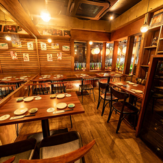 20名前後の団体利用にも対応可能なテーブル席エリアは、仕切りを活用した個室のレイアウトが魅力。会社の集まりや仲間との宴会にも安心してご利用いただけます。空間には温かみのある木の風合いとレトロな照明が広がり、くつろいだ雰囲気で会話と食事を楽しめます。