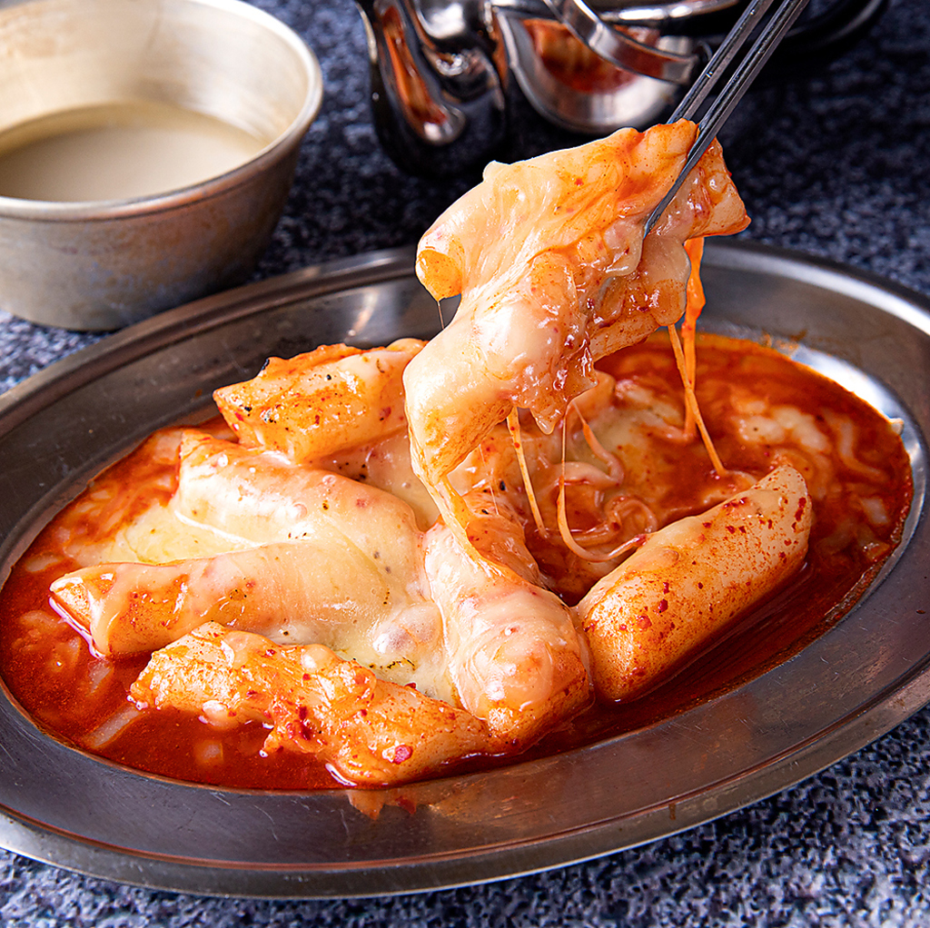 たっぷりチーズにもちもちトッポギ！甘辛たれが食欲をそそります