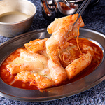 たっぷりチーズにもちもちトッポギ！甘辛たれが食欲をそそります