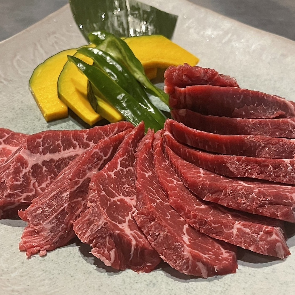 柔らかジューシーな炭火焼肉を存分に楽しむ至福の時間♪飲み放題付コースも各種ございます！