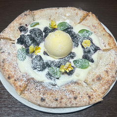 ブルーベリーとリコッタクリームピッツァ バニラジェラート添え