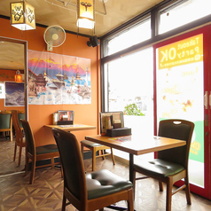 当店は、テーブル席が2名様用で4席ご用意しております。デートや友人との楽しいひとときにぴったりの雰囲気です。ドライブがてらのご来店も大歓迎！駐車場を完備しているため、車でのアクセスも便利です。心地よい時間をお過ごしいただけるよう、皆様のご来店をお待ちしております。