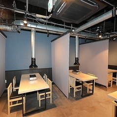 4名様固定のテーブルが9つ並ぶフロアは、どんな集まりにも柔軟に対応します。セルフスタイルの魚串や鍋料理を、最適な距離感で楽しめる機能的な設計です。仕事帰りの一杯から週末のグループ利用まで、シーンを選ばず使い勝手は抜群。全席に専用の焼き台を完備しており、どのお席でも「最高の焼き加減」を追求いただけます。