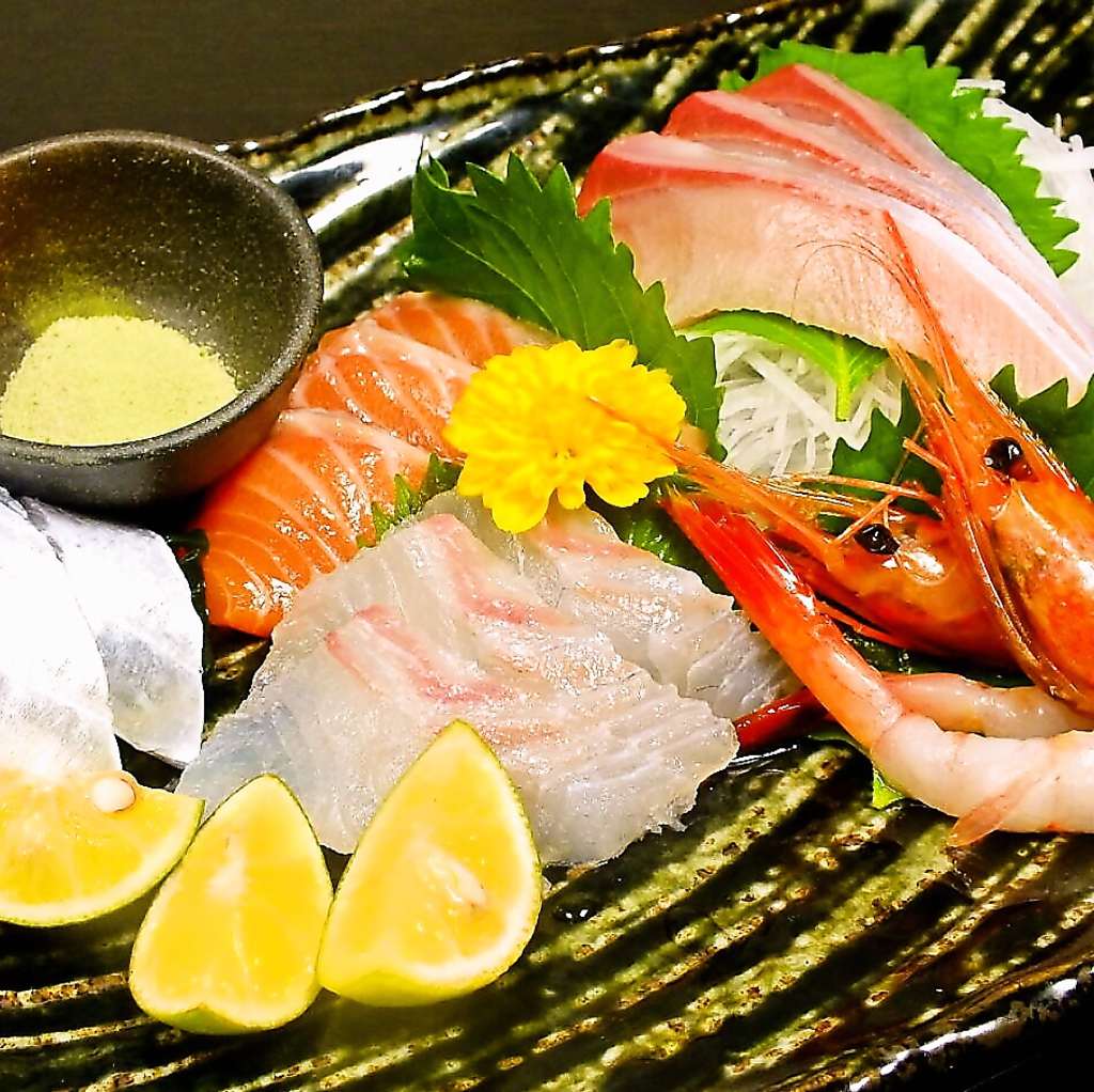 【旬のお造り盛り合わせ1628円】旬の新鮮な海産物も取り揃え◎