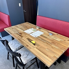 清潔感のある店内は、シックなトーンに赤いソファーが映えるお洒落な内装。あたたかな照明が、居心地の良い大人の時間を演出します。落ち着いて過ごせる癒しの空間で、こだわりの日本酒と料理を心ゆくまでご堪能ください。