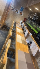 木の温もりを感じるカウンター席は、料理とお酒を五感で楽しめる特等席。おひとりさまやデートに人気◎お仕事帰りや軽く一杯にも最適な空間です。