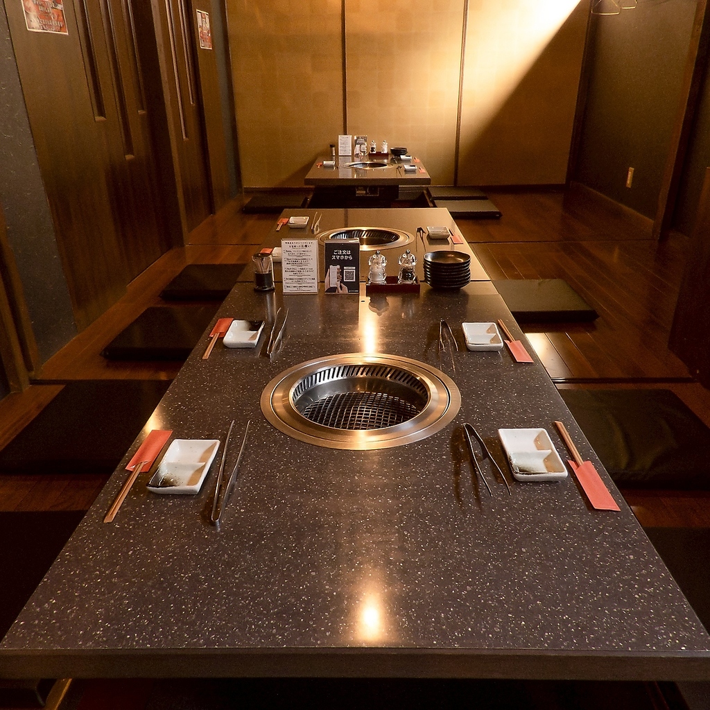 仕切りを外すと60名様でご利用できる広々宴会個室に早変わり！足を伸ばして座れる掘りごたつ席です◎