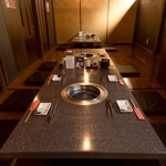 仕切りを外すと60名様でご利用できる広々宴会個室に早変わり！足を伸ばして座れる掘りごたつ席です◎