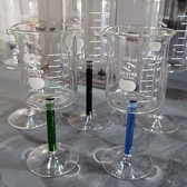 店内にはアルコールランプやビーカー型のグラスなど、化学モチーフのユニークなアイテムが多数あります◎鉱物とともに、遊び心あふれる空間を演出♪理科室のような雰囲気も楽しめますよ。