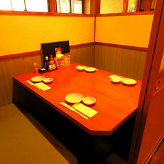 【大小さまざまなお席をご用意】店内は温かみのある明かりで雰囲気抜群♪気の合うお友達との飲み会や女子会などに是非ご利用ください。お席は人数に合わせてご用意できます。ご相談ください！新鮮な海の幸を味わいながら、ゆったりとおくつろぎください。