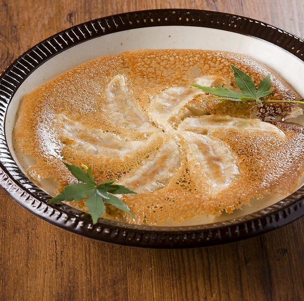 博多名物の羽付き一口餃子！ビールとの相性抜群でおかわり必至の人気商品です！