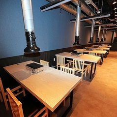 周りに気兼ねなく楽しめる貸切プランは、40名様より承ります。半個室の仕切りをすべて開放すれば、広々としたワンフロアとしてご利用可能。自分たちで焼くスタイルだからこそ、自然と会話が生まれ、部署や世代を超えた親睦も深まります。ふぐ鍋を囲む冬の宴会から季節の集まりまで、柔軟に対応いたします。