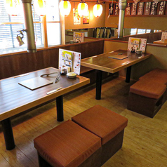 【2階】テーブル席（～26名様） 2階フロアには、4名様用のテーブルが2卓、6名様用のテーブルが3卓ございます。通常は1階フロアのみで営業しており、団体様でのご利用の際に解放するため、プライベートな宴会を満喫できます。職場宴会や歓送迎会、2次会などにぜひ。