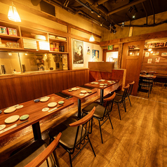 宴会利用に人気なのが、ゆったりくつろげるソファ席。柔らかなクッションと背もたれがついたベンチシートスタイルで、長時間の宴会でも疲れにくく、居心地の良さが魅力です。仲間との会話も弾みやすく、テーブルを囲んで和気あいあいとした雰囲気が広がります。