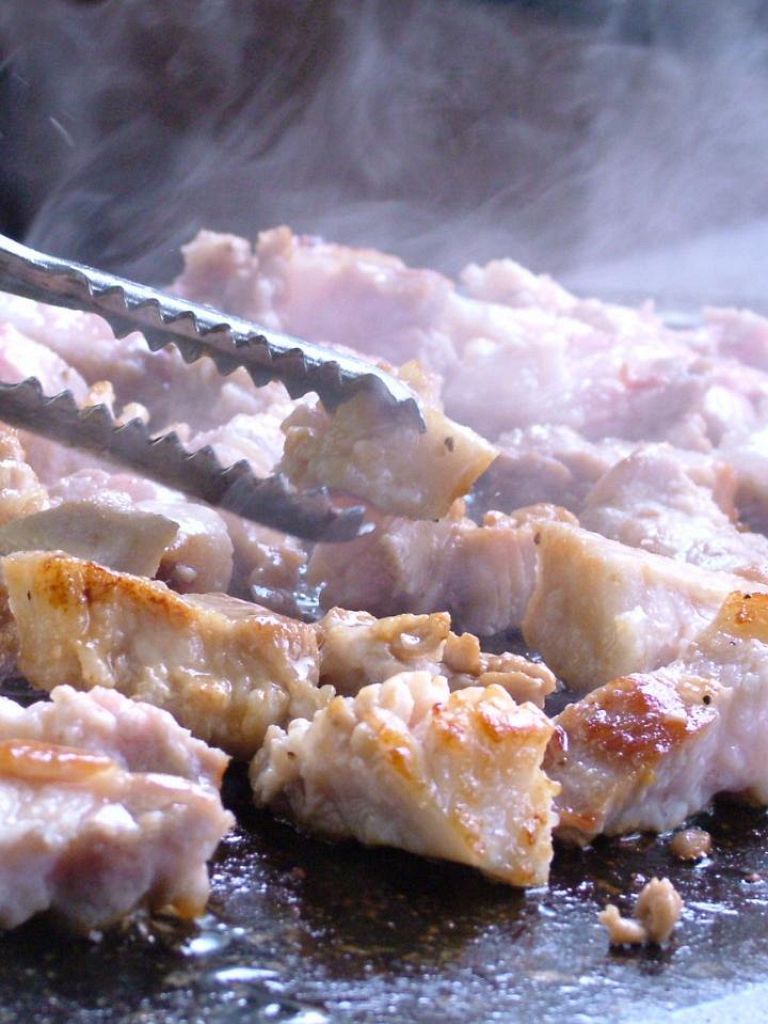 この分厚さが自慢です！元祖厚切り23mmサムギョプサル！食べ放題でも単品でもご注文可能！