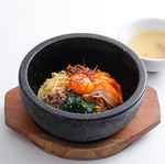 お肉の他にも特製石釜ピビンバや冷麺など、一品料理もバリエーション豊富！