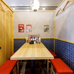 広いテーブル席。大人数様での飲み会におすすめです。貸切も可能です。リーズナブルで美味しい料理と、種類豊富なお酒でみんなでわいわい楽しみましょう♪