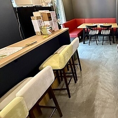 店内にはカウンター8席をご用意しておりますので、おひとり様でも気兼ねなく食事をお楽しみいただけます。ライブ感あふれる特等席は、大切な方とのデートにもぴったり。心温まるひとときを、ぜひ当店でお過ごしください。