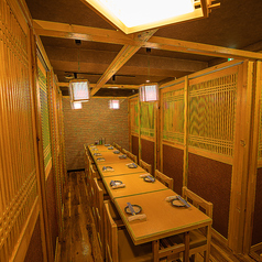 和の赴き溢れる席でゆっくりと時が流れるのをお楽しみくださいませ。間接照明と和の装飾の数々が上質な大人の空間を演出しております！多種多少なお席をご用意しておりますので誰と来ても何度来てもお楽しみいただけます♪（錦糸町 個室 刺身 海鮮 焼き鳥 串焼き 信玄どり飲み放題 日本酒 貸切 接待 宴会 女子会 誕生日）