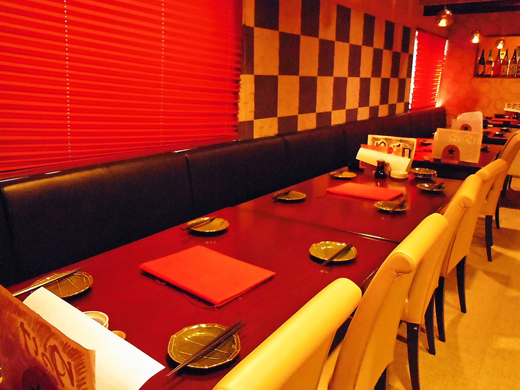 2Fの宴会フロアーは最大50人まで大人数の宴会可能♪テーブルの配置もご希望承ります。