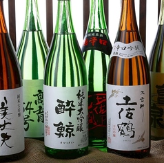 【土佐の地酒】高知の酒蔵から厳選！鰹の藁焼きや土鍋ご飯の旨みを引き立てる日本酒の数々の写真