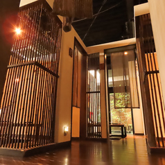 会社帰りのサク飲みにお勧めです！4名様×4卓のお席をご用意しており、仕事終わりの一杯や同僚との気軽な飲み会に最適の空間です。落ち着いた雰囲気の店内で、冷えたアサヒスーパードライや名物の若どりザンギなど絶品メニューを味わえば、日々の疲れも吹き飛びます。ふらっと立ち寄りやすい居心地の良いお席です。